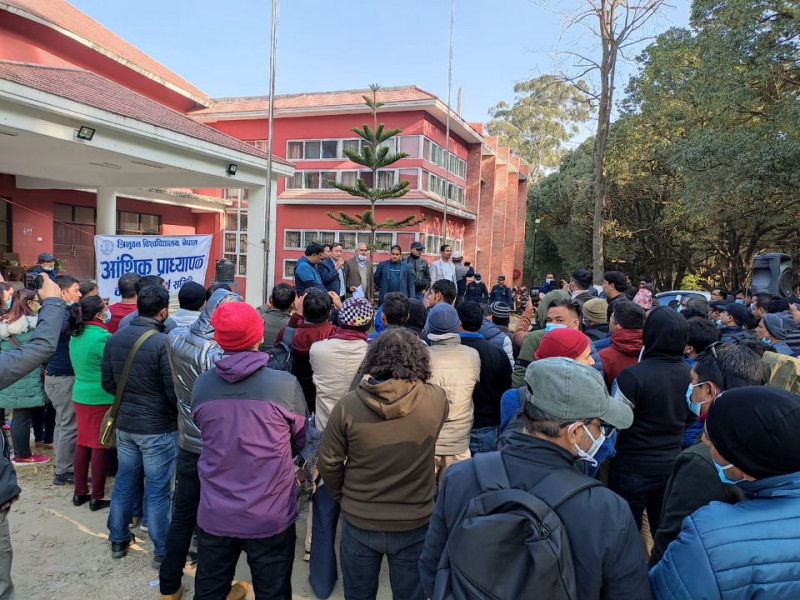 आंशिक प्राध्यापकहरूले त्रिवि सेवा आयोगमा लगाएको ताला खुल्याे